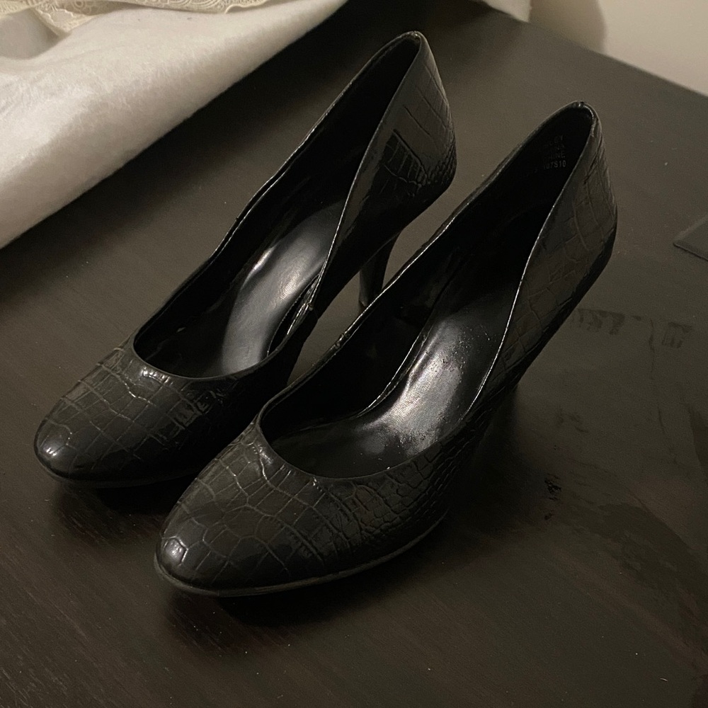 Elegant Black Crocodile Pattern Heels